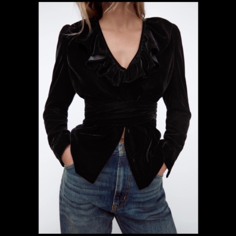 Zara black velvet blazer. Like new condition. Size M